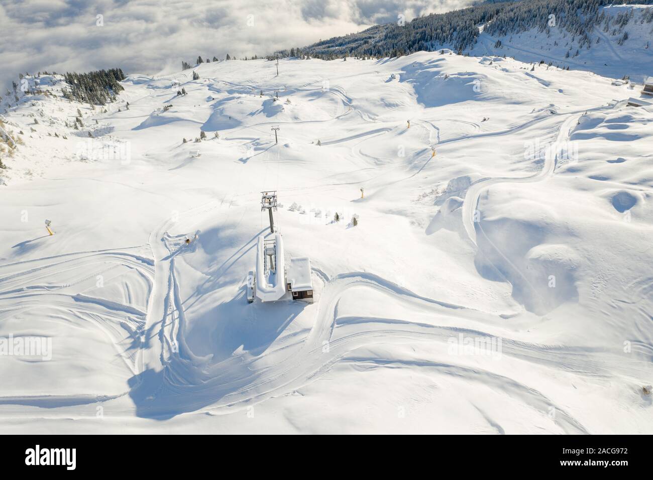 Luftaufnahme von einem Skilift in den Bergen, Gastein, Salzburg, Österreich Stockfoto