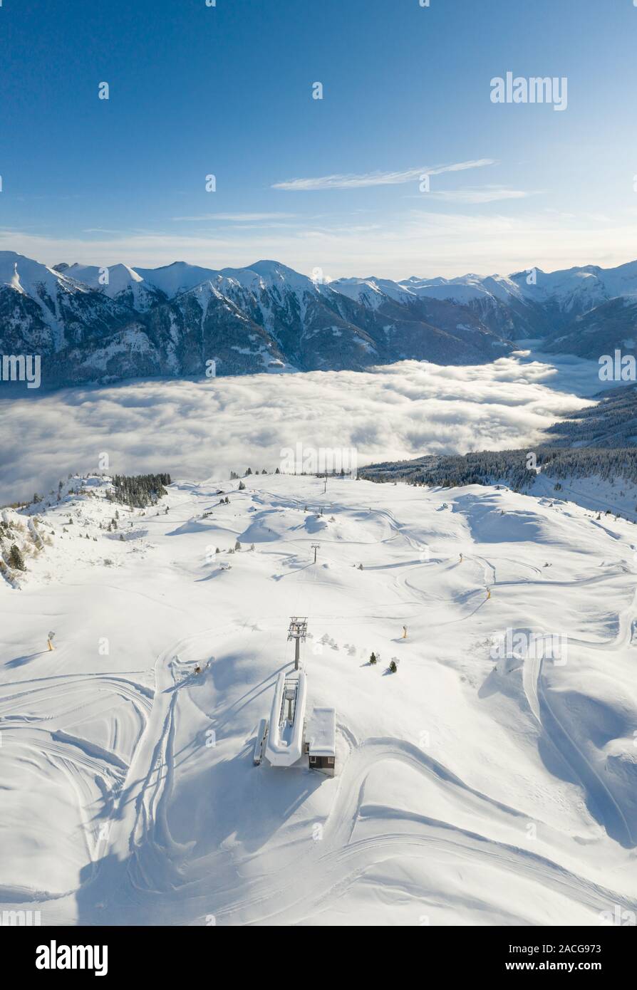Luftaufnahme von einem Skilift in den Bergen, Gastein, Salzburg, Österreich Stockfoto