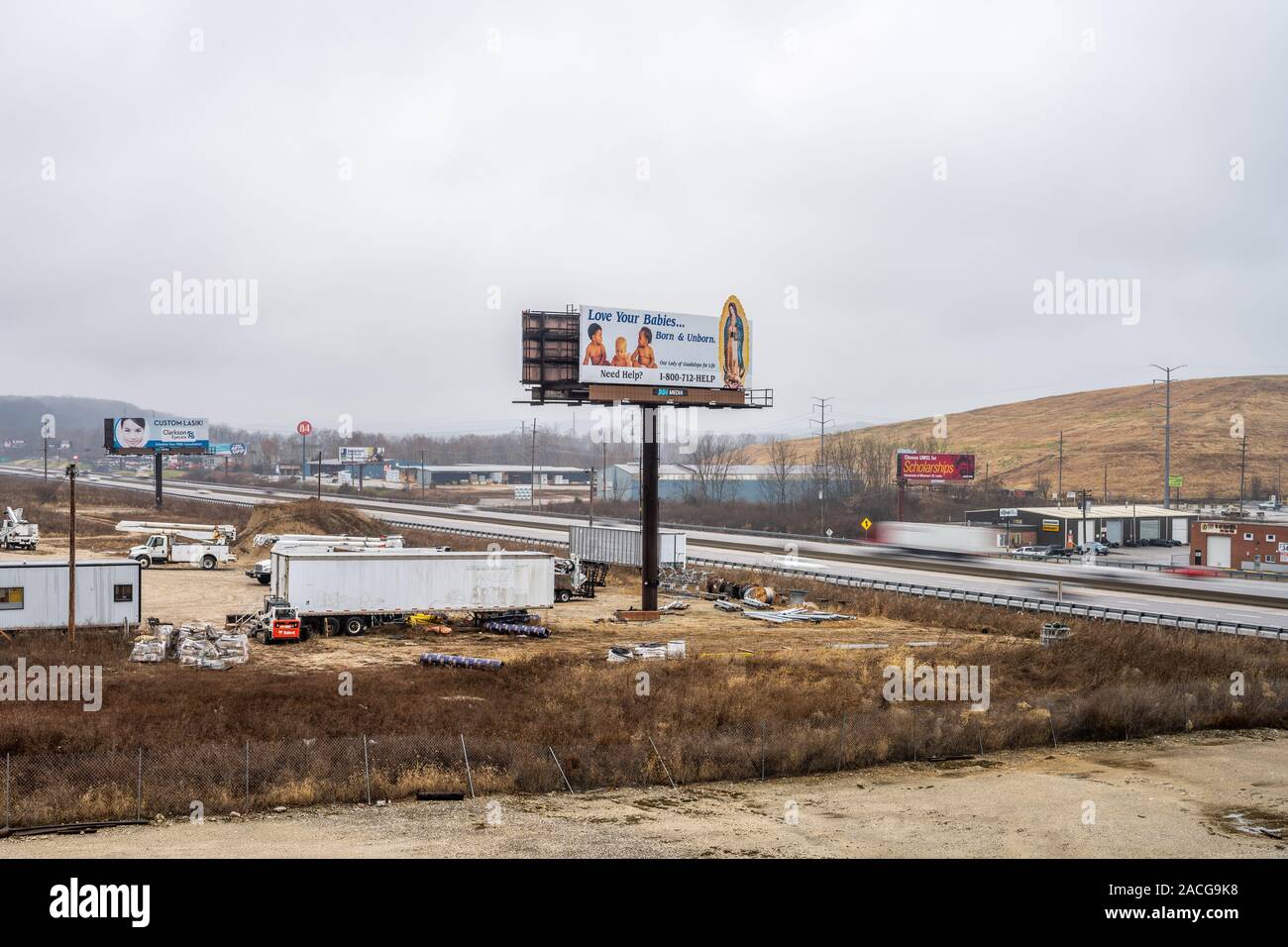 Reklametafeln und Autobahn mitten in Missouri Stockfoto
