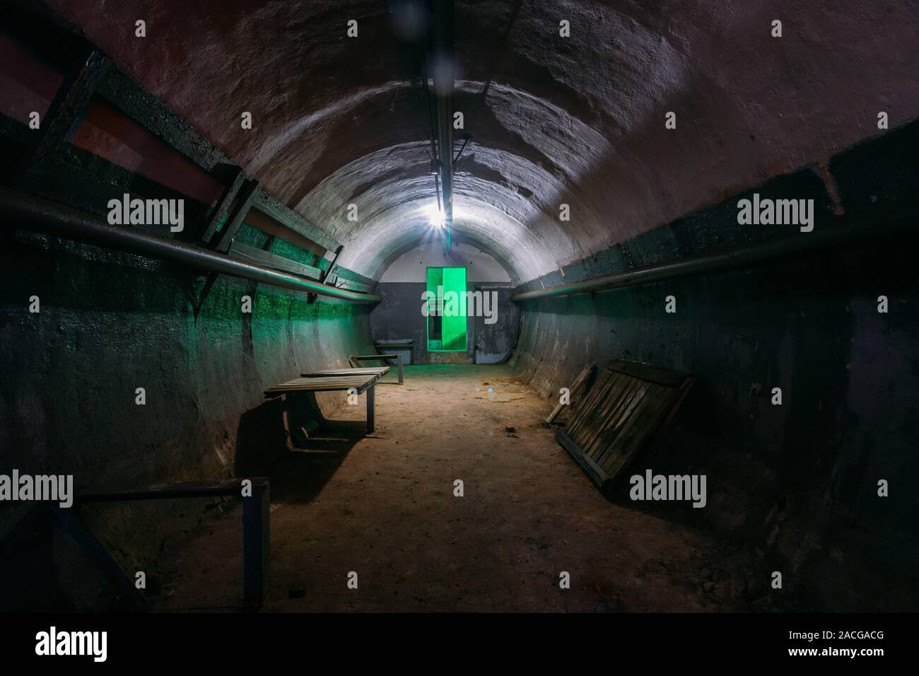 Dunklen verlassenen Sowjetischen Bunker, Echo des Kalten Krieges. Stockfoto