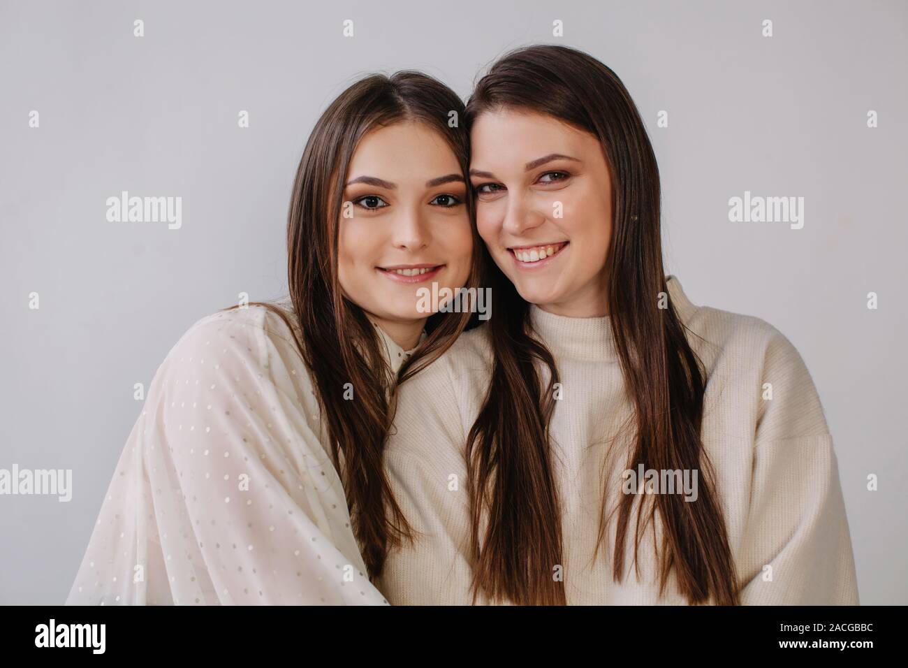 Portrait von zwei lächelnde Schwestern Stockfoto
