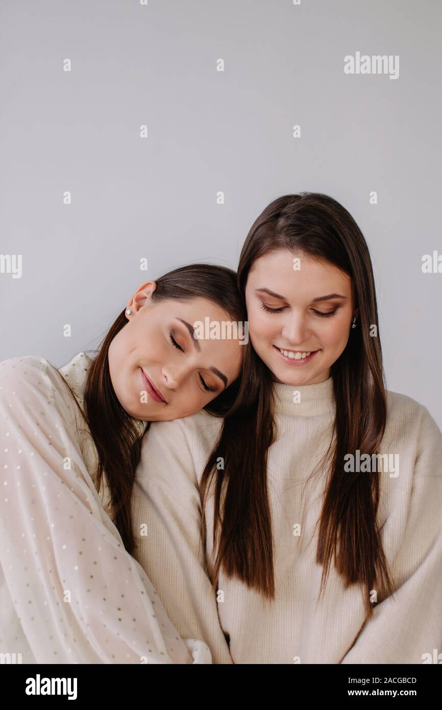 Portrait von zwei lächelnde Schwestern Stockfoto