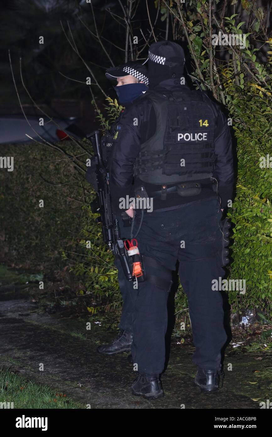 Bewaffnete Polizei stand außerhalb eines Hauses in Loughton, Essex, dachte an Terry Glover angeschlossen werden, die derzeit für die Befragung nach einem schweren Unfall in der Nähe von einer weiterführenden Schule am Montag ein 12 Jahre alter Junge tot und andere schwer verletzt verlassen wollte. Stockfoto