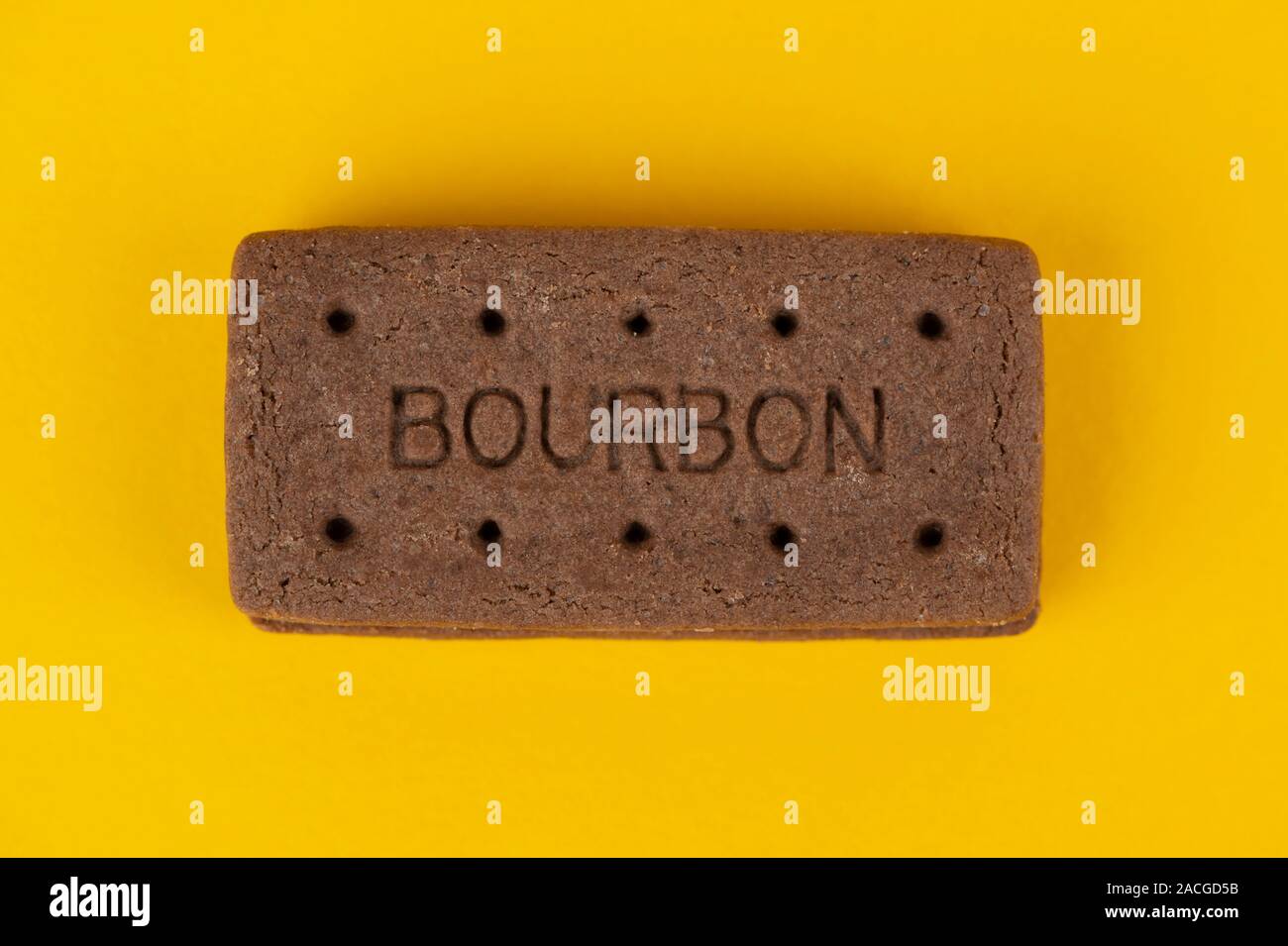 Eine Schokolade, Bourbon keks Schuß auf einen gelben Hintergrund. Stockfoto