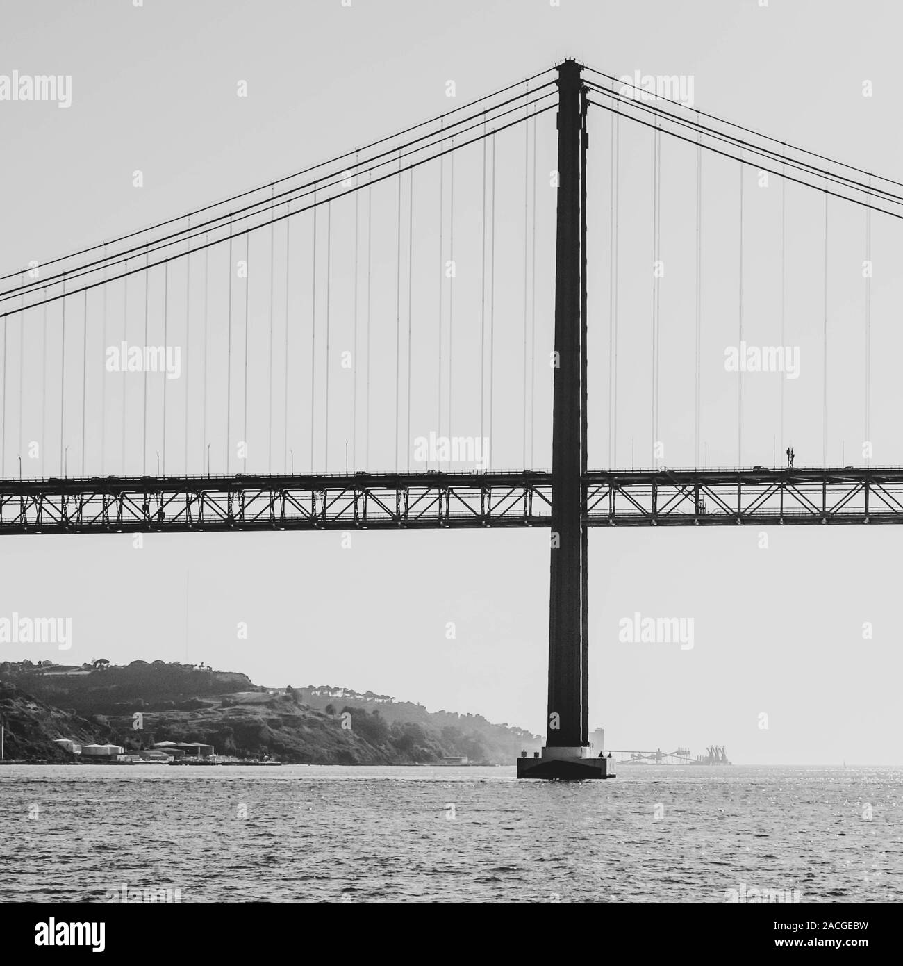 Schwarz-weiß Foto von Fragment der Brücke "25 de Abril". Stockfoto