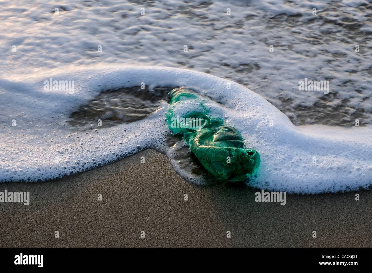 Grün Kunststoff Flasche auf Ozean Meer Wasser Schaum, Ökosystem umweltfreundliche Konzept Stockfoto