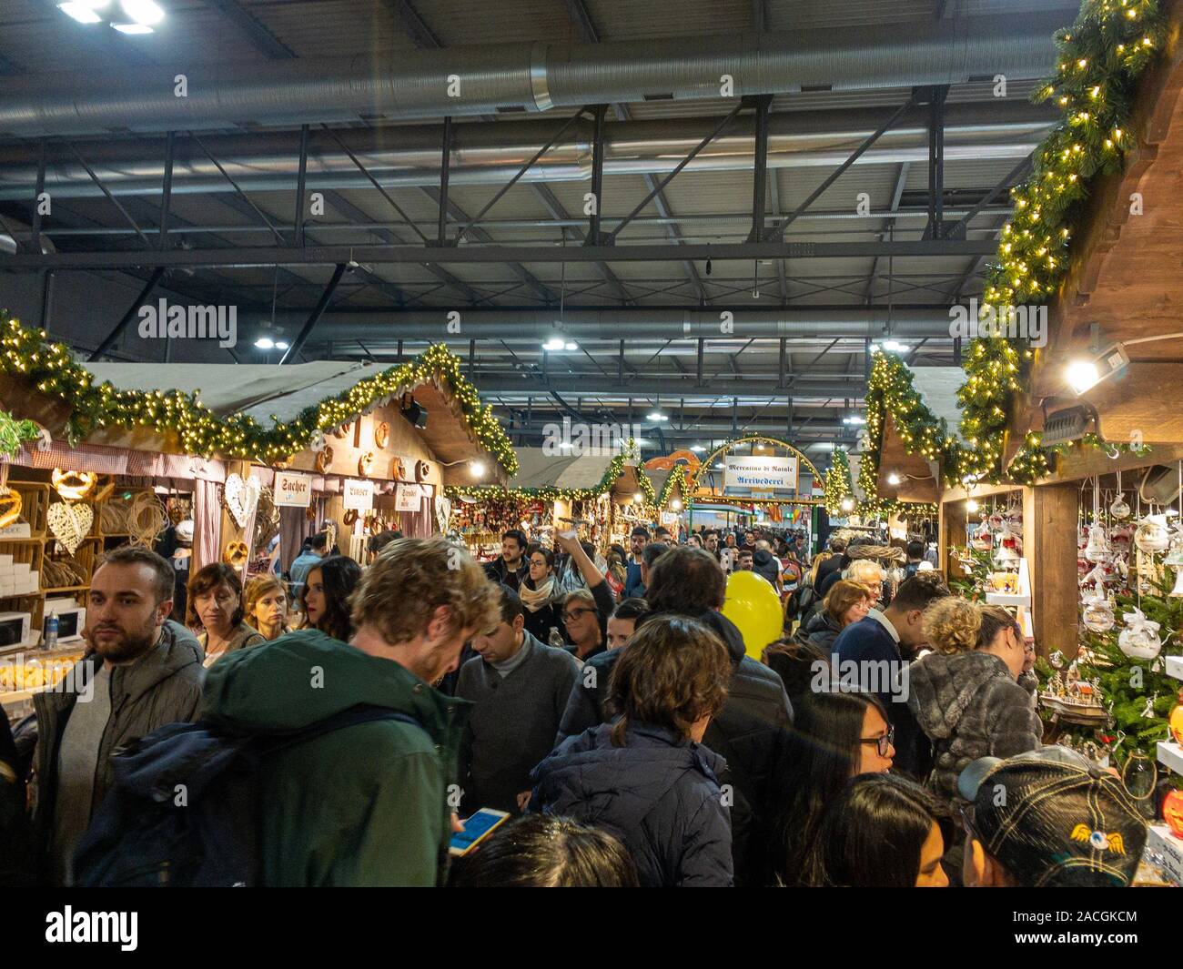 Mailand, Italien - 1. Dezember 2019: überfüllten Weihnachtsmarkt am Artigiano in Fiera, Handwerker Messe Stockfoto