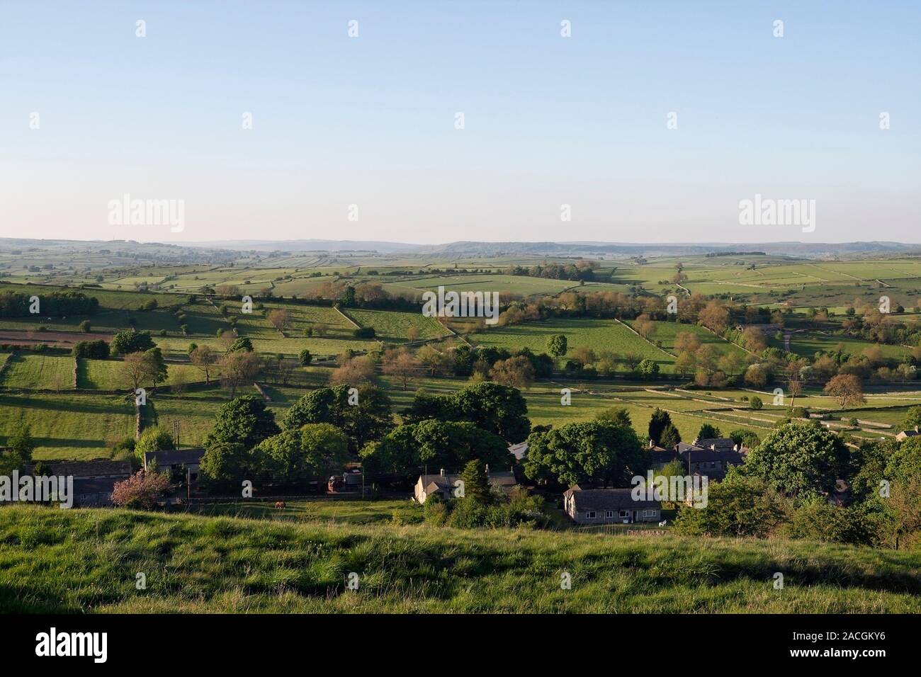 Malerischer Blick auf den Derbyshire Peak District National Park in Taddington, England, Großbritannien, Green Fields, englische Felder auf dem Ackerland, grüne Felder Stockfoto