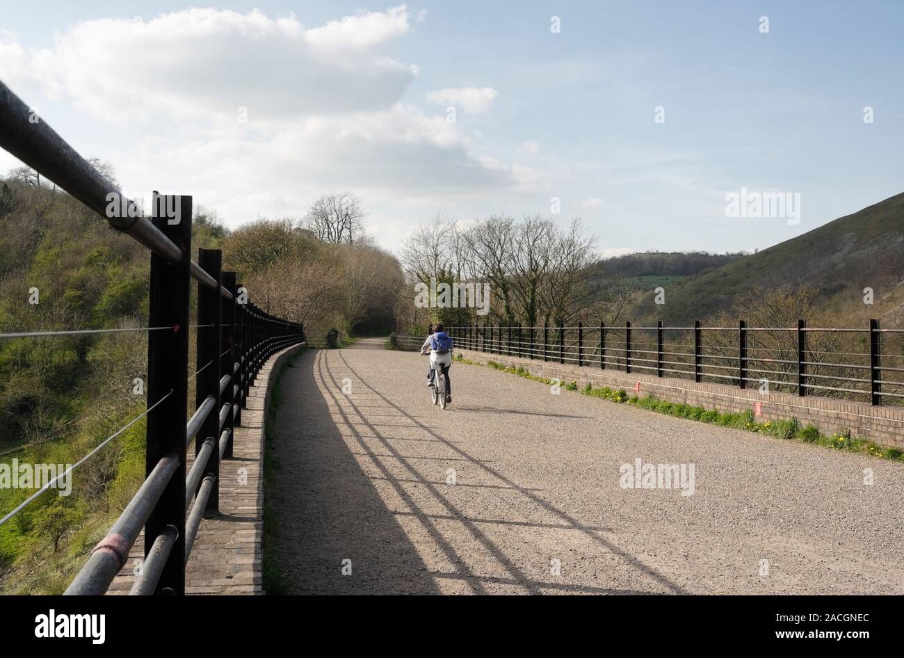 Grabsteinviadukt, Monsal Dale Derbyshire, der Monsal Trail, Peak District National Park, England Vereinigtes Königreich Einzelradfahrer Stockfoto