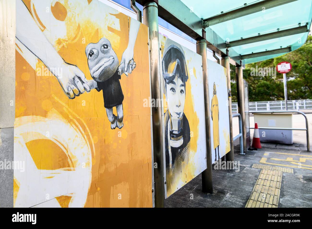 Kwun Tong Hongkong am 2. Dezember 2019 waren Protestplakate An einer Bushaltestelle aufgehängt Stockfoto