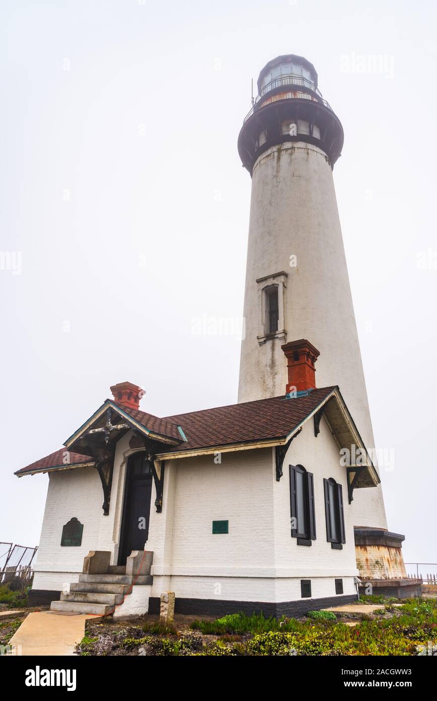 Historische Pigeon Point Lighthouse am Pazifischen Ozean Küste an einem nebligen Tag, Kalifornien; Pigeon Point Lighthouse (Baujahr 1871) und das Land aroun Stockfoto