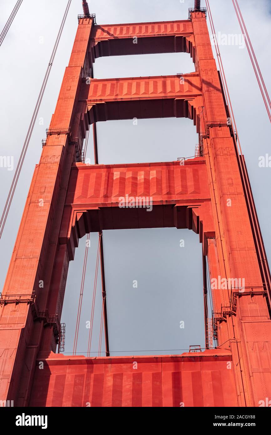 In der Nähe der Golden Gate Bridge Pylon; Golden Gate Bridge ist eine Hängebrücke überspannt die Golden Gate, die eine Meile - breite Meerenge zwischen San Fran Stockfoto
