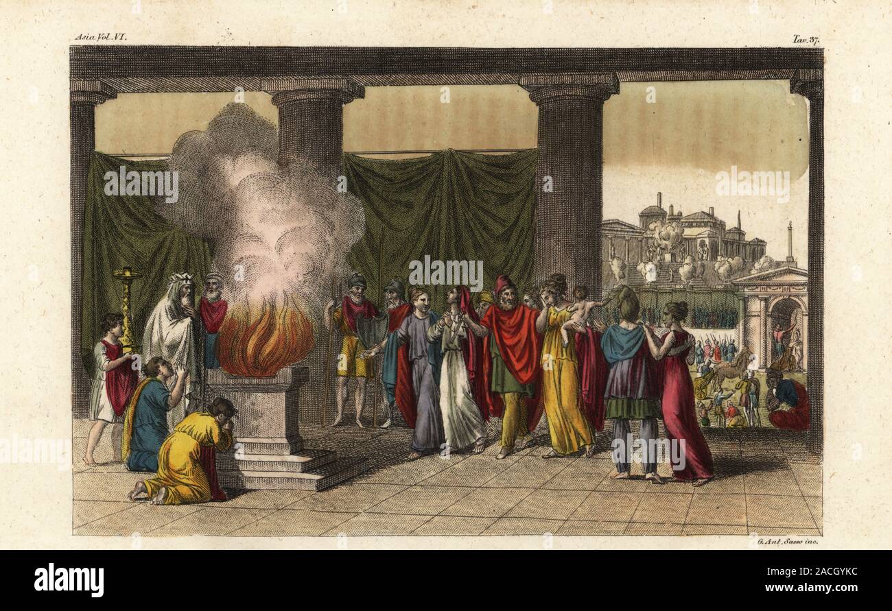 König Priamos und Hector's Frau Andromache und Sohn Astynanax machen rituellen Opfergaben vor einem Priester in Troy, nach dem Ausscheiden von Hector. Helena und Paris auf der rechten Seite, und Cassandra und Königin Hecuba neben Priam. La Famiglia di Rei dopo Le partenze di Ettore. Papierkörbe Kupferstich von Giovanni Antonio Sasso nach einem Gemälde von Angelo Monticelli von Giulio Ferrario's Kostüme Antike und Moderne der Völker der Welt, Il Kostüm Antico e Moderno, Florenz, 1847. Stockfoto