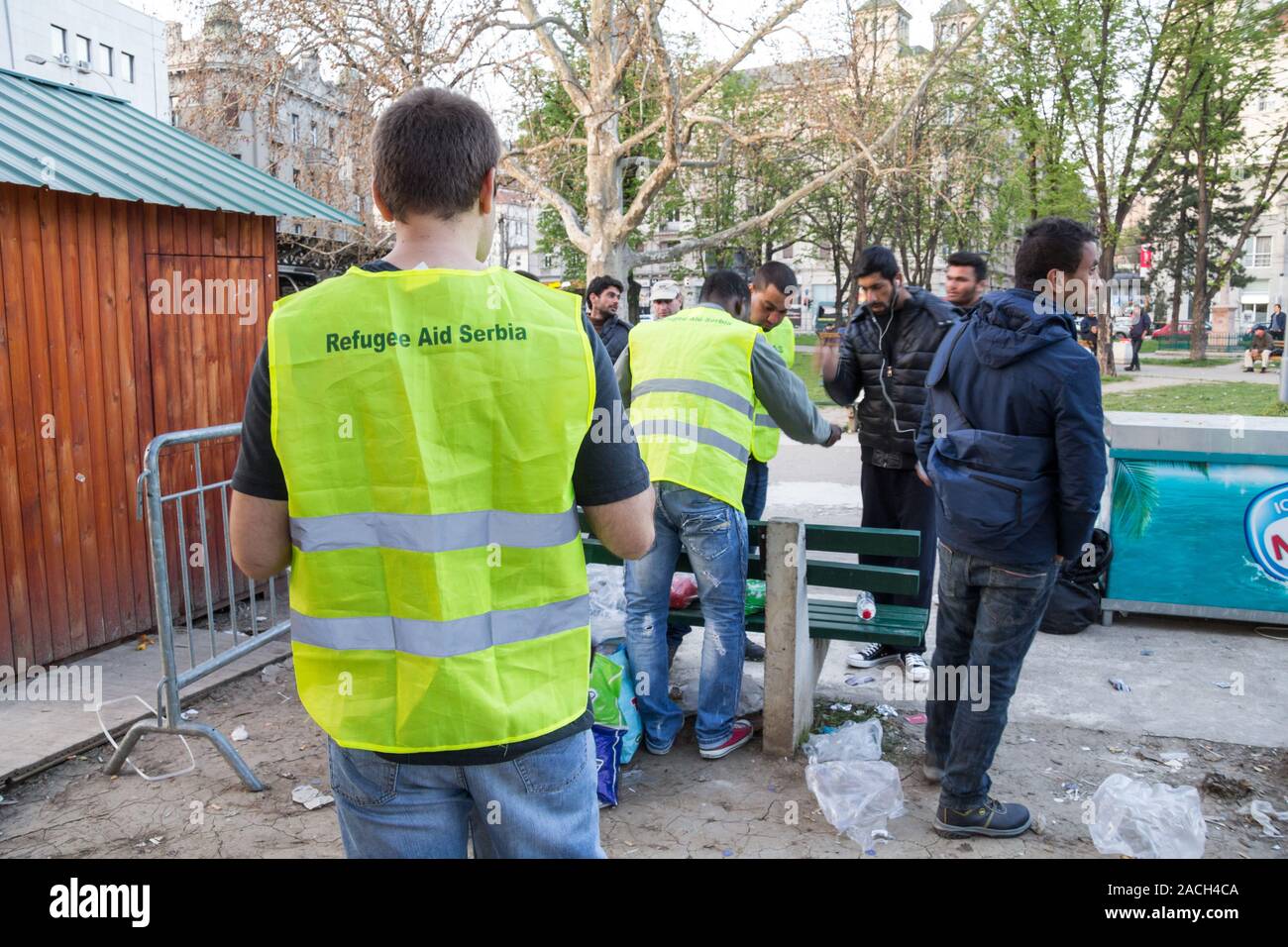 Belgrad, SERBIEN - April 2, 2016: Freiwillige von der NRO Flüchtlingshilfe Serbien stand vor der Flüchtlinge aus Syrien und Afghanistan Hilfe erhalten und Stockfoto