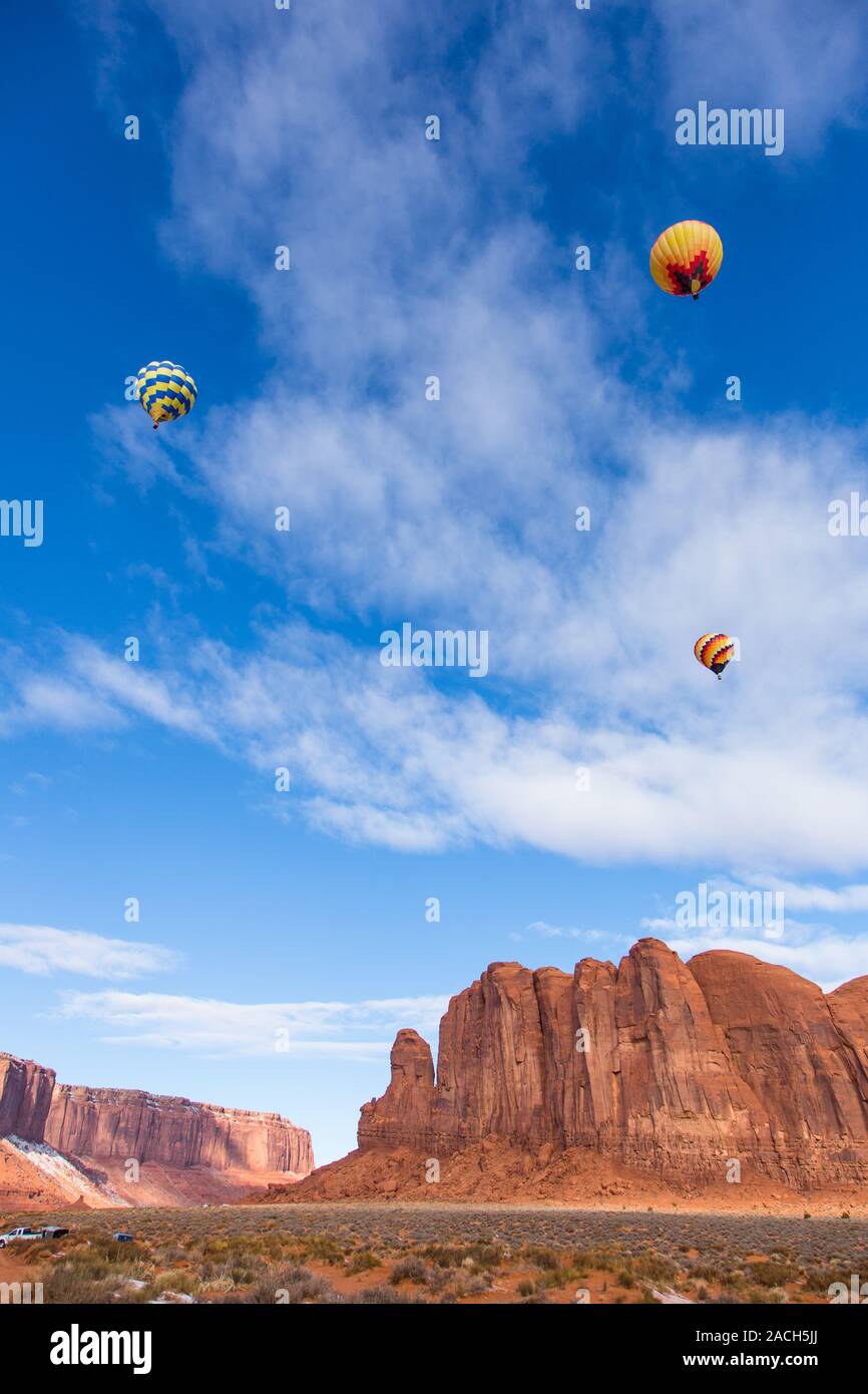 Thre Heißluftballons im Monument Valley Ballon Festival Fliegen im Monument Valley Navajo Tribal Park in Arizona. Stockfoto