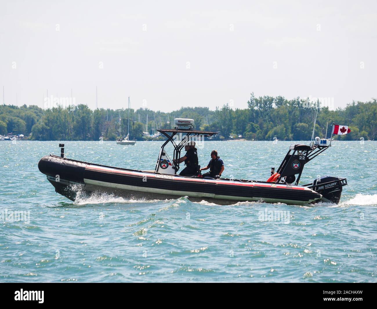 Schnellbootrennen der Polizei von Toronto auf dem Wasser. Stockfoto