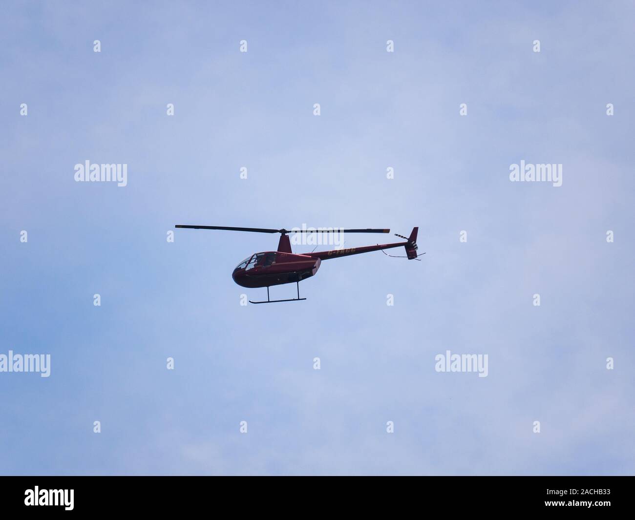 Robinson R44 Hubschrauber im Flug. Stockfoto
