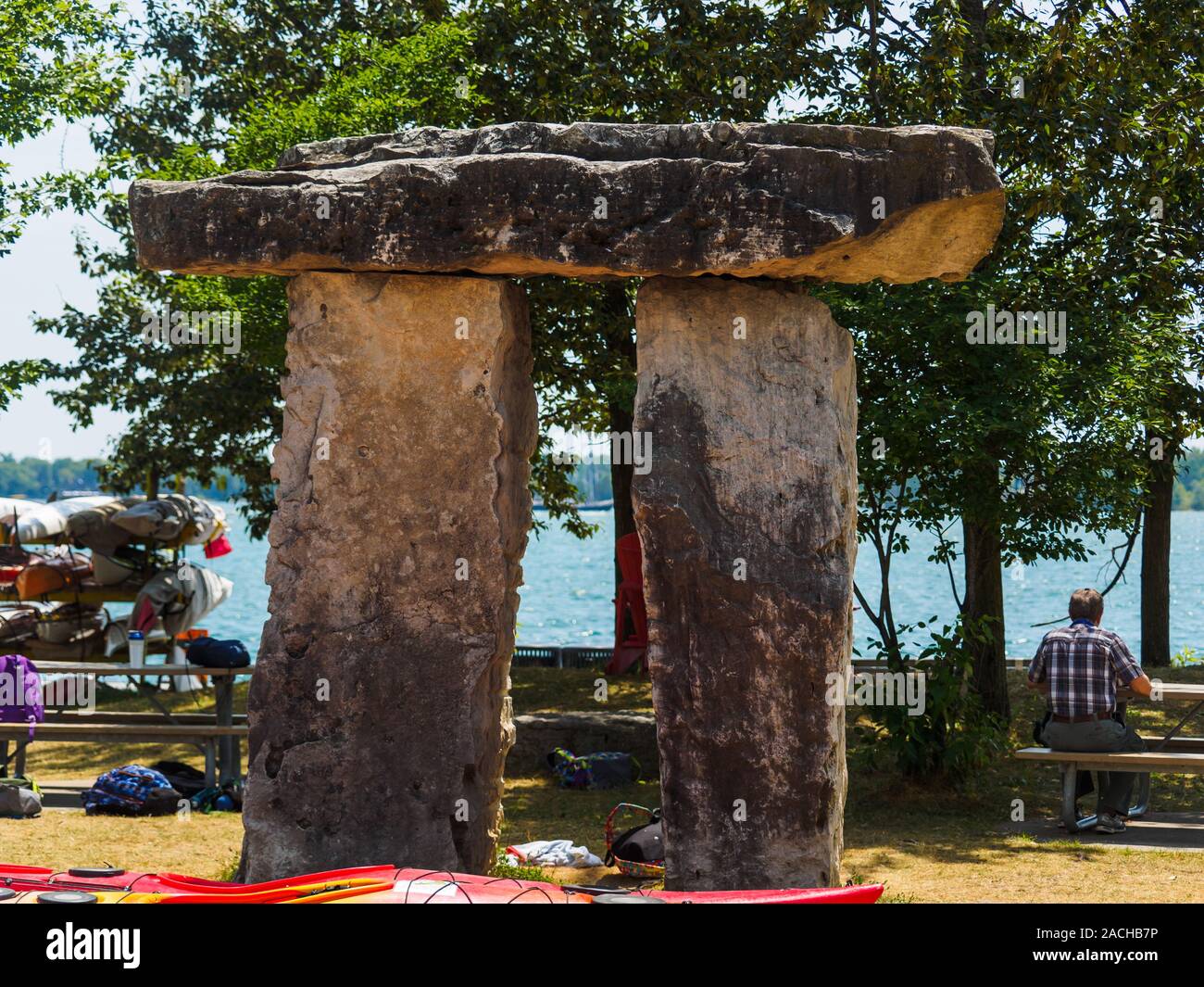 Künstlerische Stein Struktur ähnelt Stonehenge in Toronto Harbourfront. Drei Steine zusammen in der Nähe von Lake Ontario gestapelt. Stockfoto
