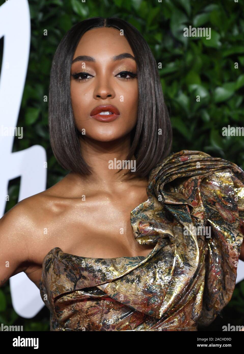 London, Großbritannien. 02 Dez, 2019. Britische Modell Jourdan Dunn besucht die Fashion Awards in der Royal Albert Hall in London am 2. Dezember 2019. Foto von Rune Hellestad/UPI Quelle: UPI/Alamy leben Nachrichten Stockfoto