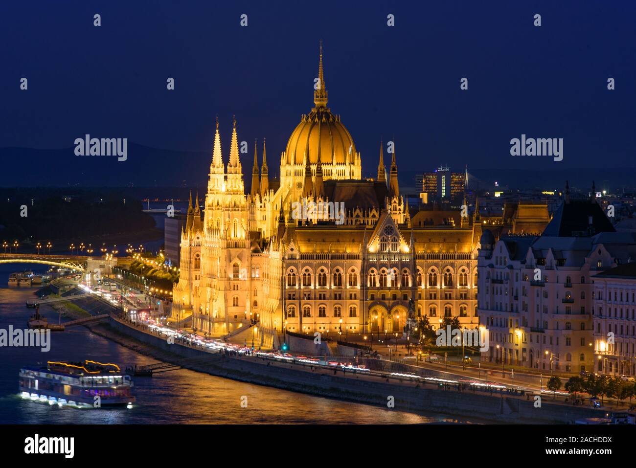 Nachtansicht des ungarischen Parlaments Gebäude am Ufer der Donau, Budapest, Ungarn Stockfoto