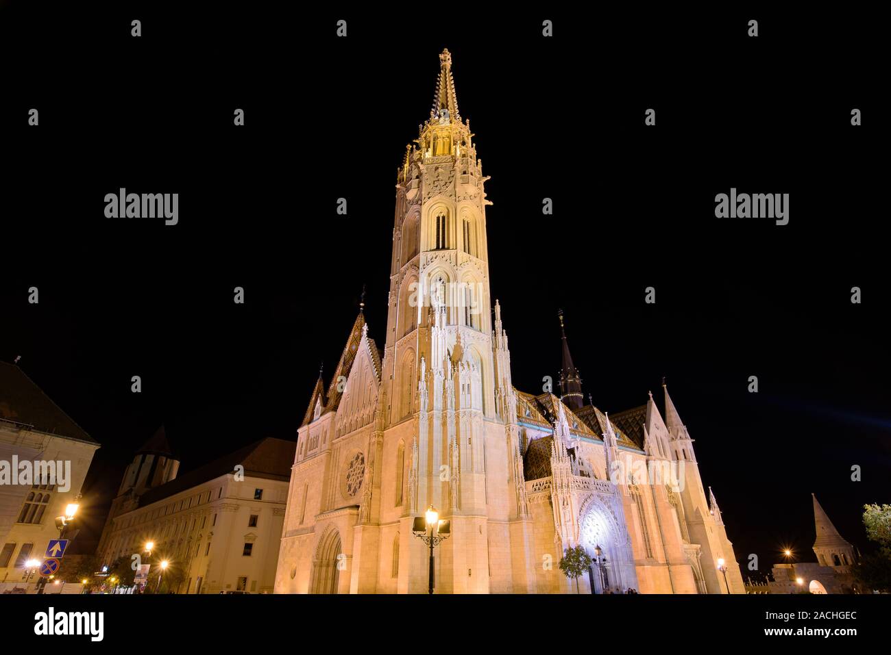 Nacht der Matthias Kirche, eine katholische Kirche in der Heiligen Dreifaltigkeit, die Budaer Burg, Budapest, Ungarn, liegt, Stockfoto