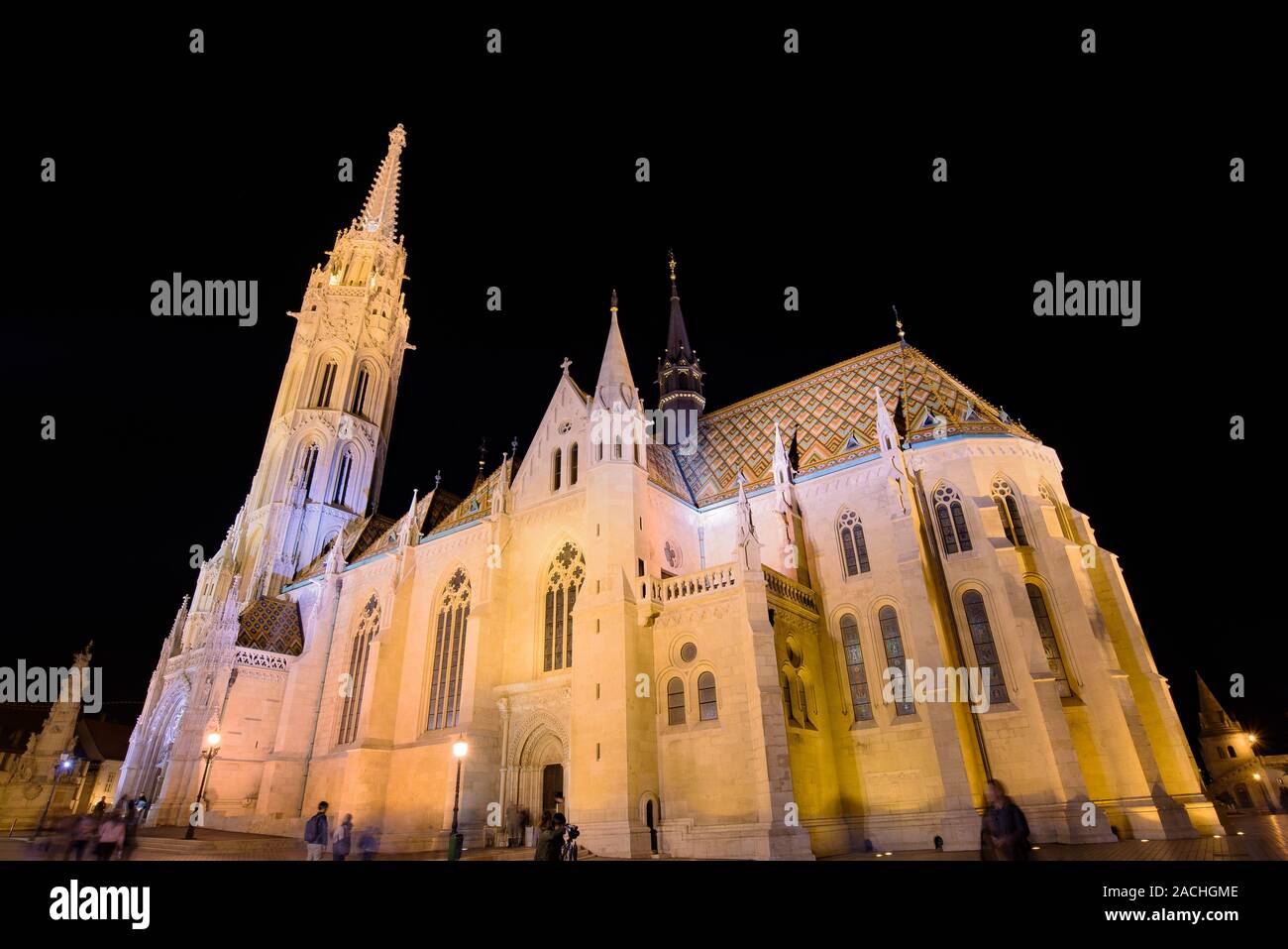Nacht der Matthias Kirche, eine katholische Kirche in der Heiligen Dreifaltigkeit, die Budaer Burg, Budapest, Ungarn, liegt, Stockfoto