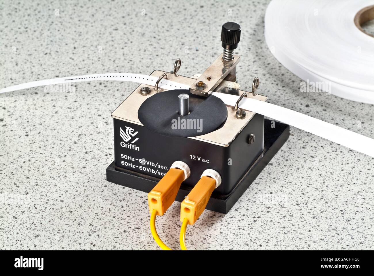 Ticker tape timer Experiment. In dieser Schule experiment eine Katze (in C 007/0871 gesehen) verbunden ist, Ticker tape durch diese elektrisch Pow vorbei Stockfoto