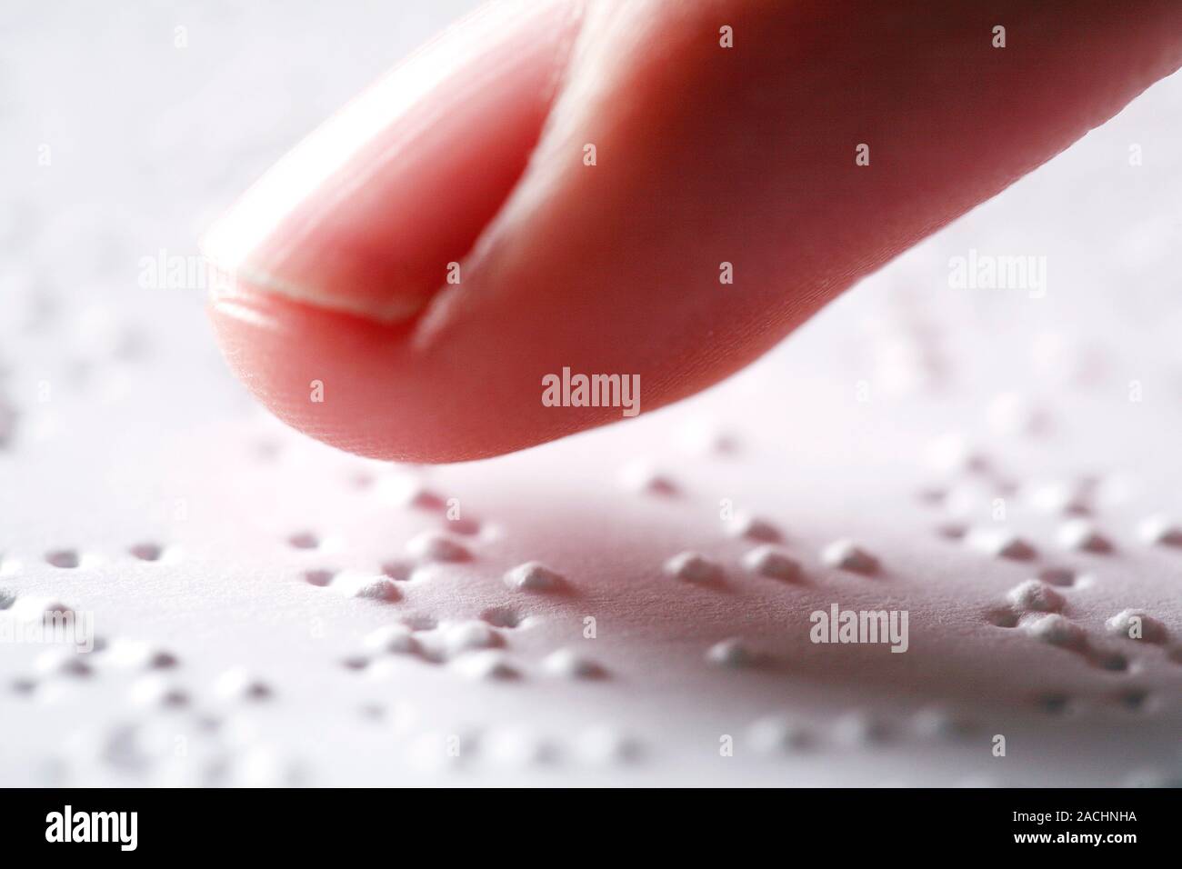 Braille lesen. Finger von einer blinden Person Braille lesen. Die blindenschrift Schreiben und