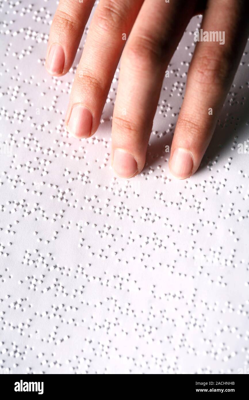 Braille lesen. Hand eines Blinden Braille lesen. Die blindenschrift Schreiben und Lesen System