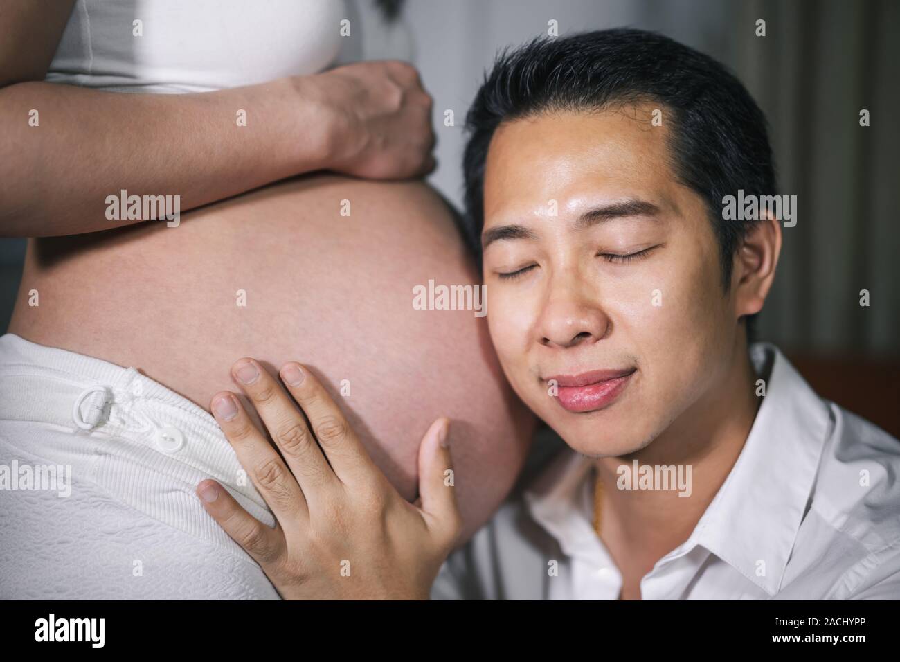 Nahaufnahme der Ehemann seine Frau Bauch hören Stockfoto