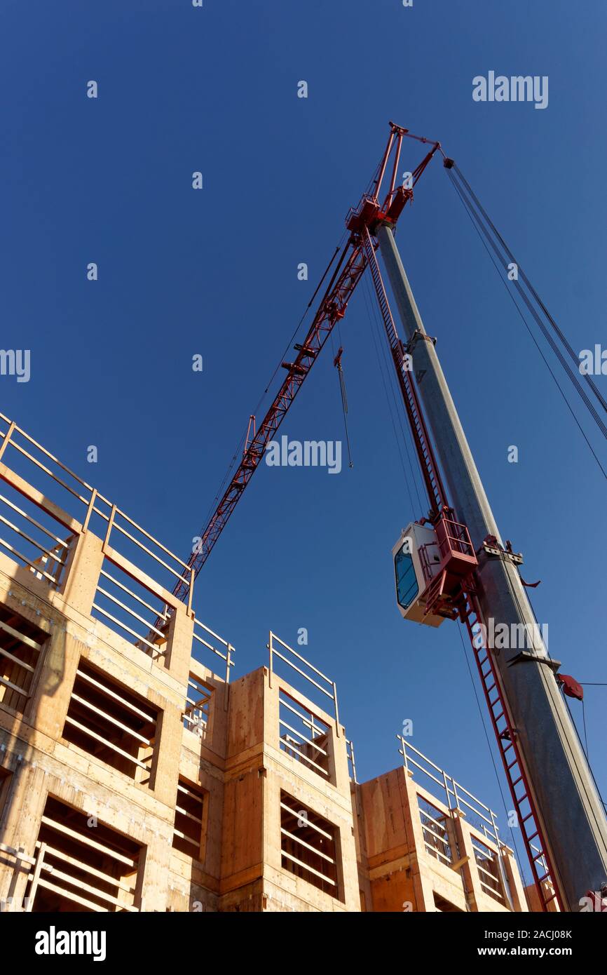 Ausziehbare Baukran und Holzrahmen Wohnhaus site, Vancouver, BC, Kanada Stockfoto