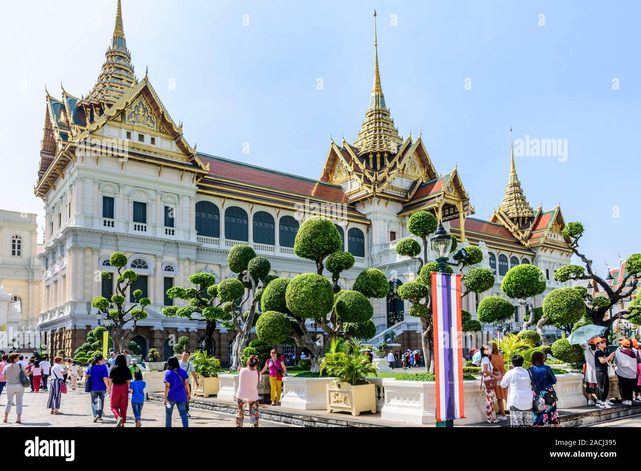 Bangkok, Thailand - 17. November 2019: Touristen im Grand Palace eine bekannte touristische Destination mit dem Tempel des Smaragd-Buddha. Stockfoto