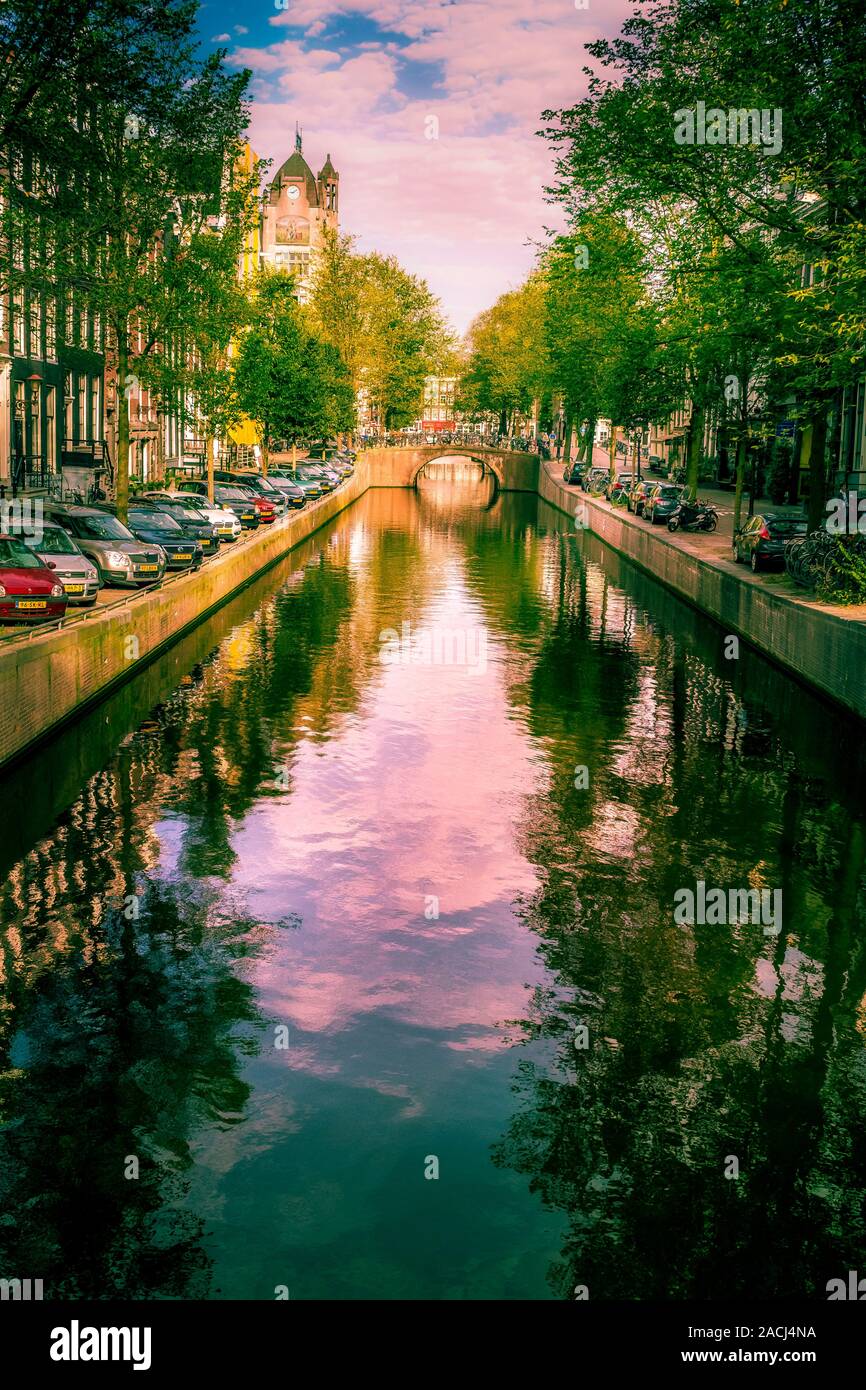 Schöne Aussicht vom Kanal in Amsterdam Stockfoto
