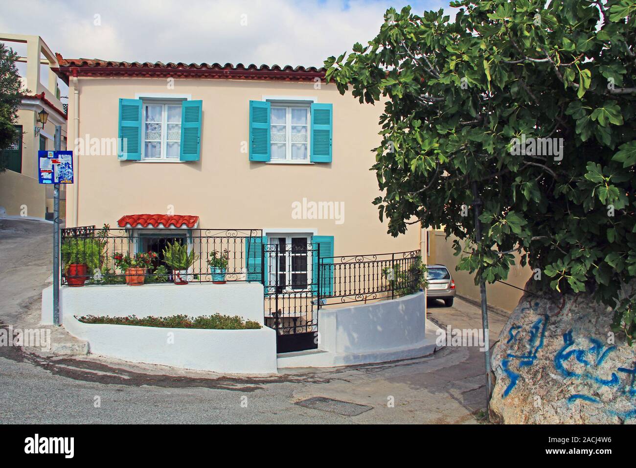 Gated Shuttered Home auf einer schmalen Straße in Athen, Griechenland Stockfoto