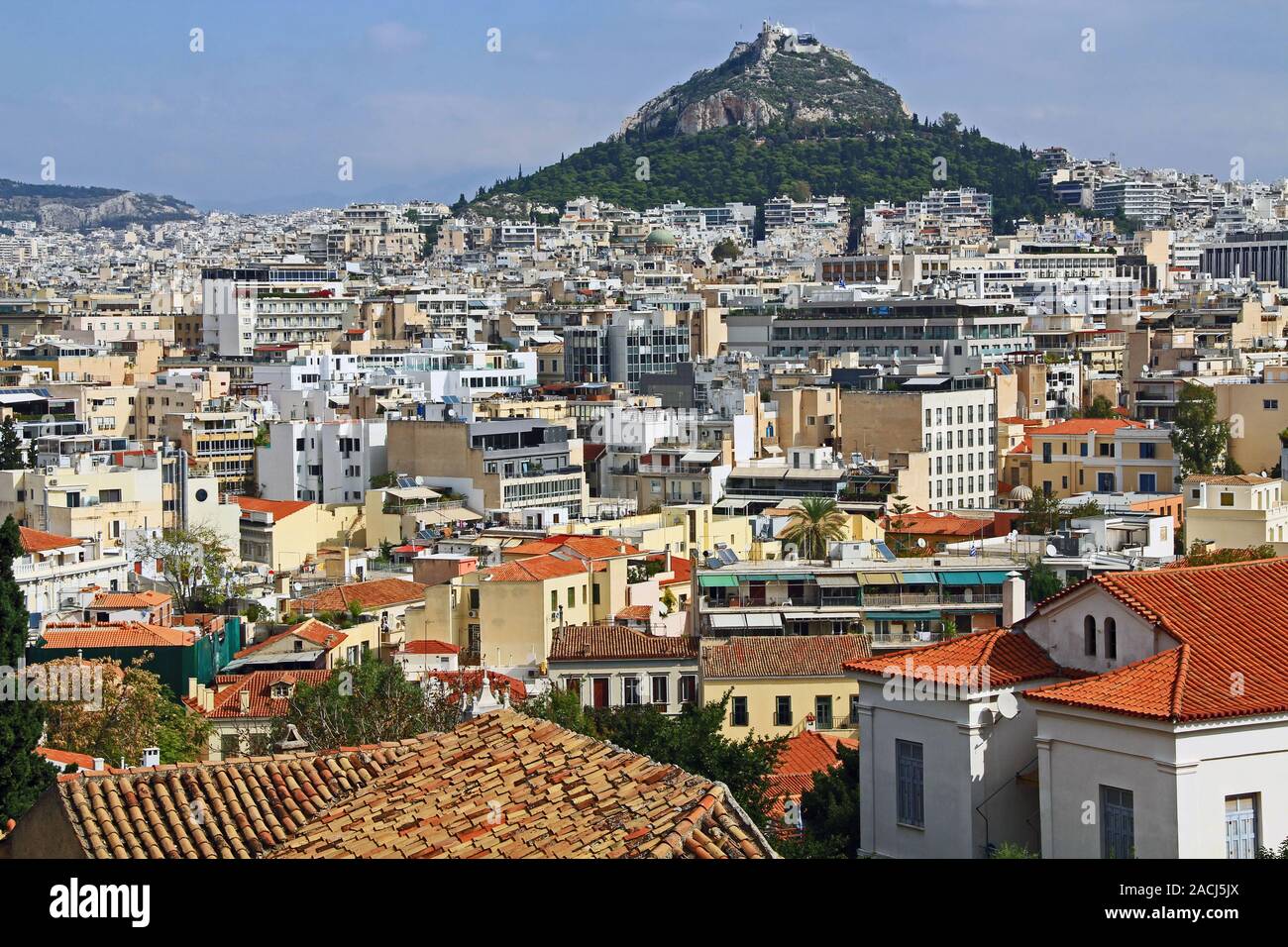 Blick auf den Mount Lycabettus und die Stadt Athen, Griechenland Stockfoto