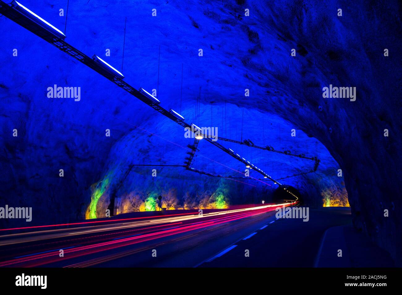 Lærdal Tunnel, 2.4 km langer, heller Tunnel mit Ampelstreifen. Stockfoto