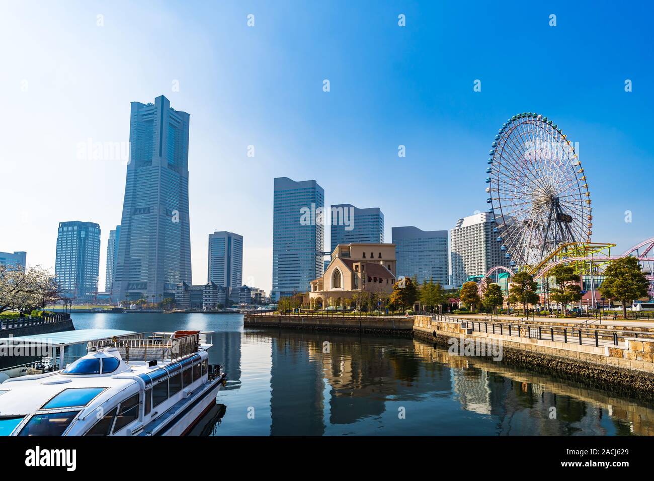 Skyline von Minatomirai, Blick von der Bucht von Yokohama City, Japan Stockfoto
