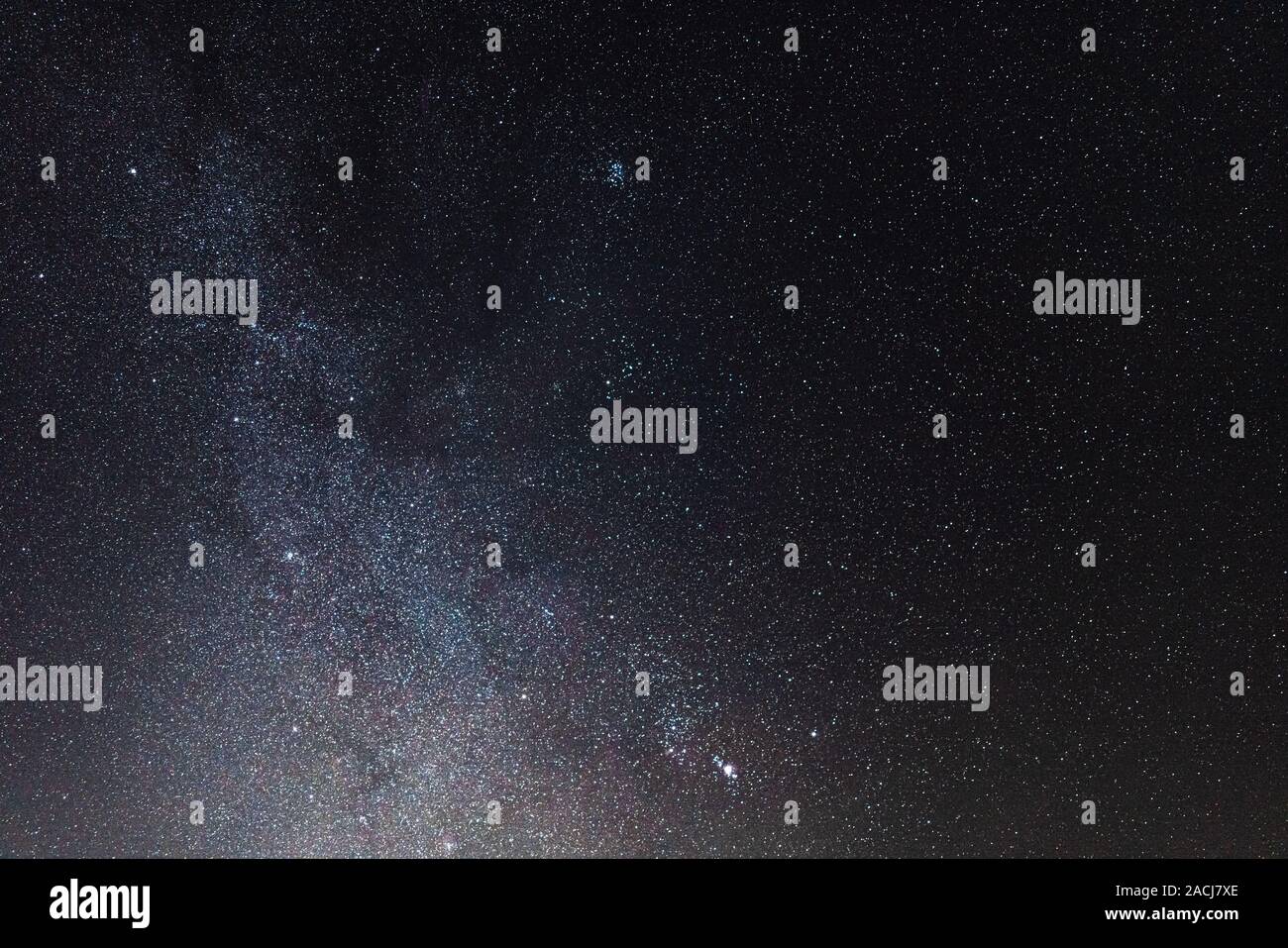 Nachthimmel mit Sternen und der Milchstraße im Weltall, Universum Hintergrund Stockfoto