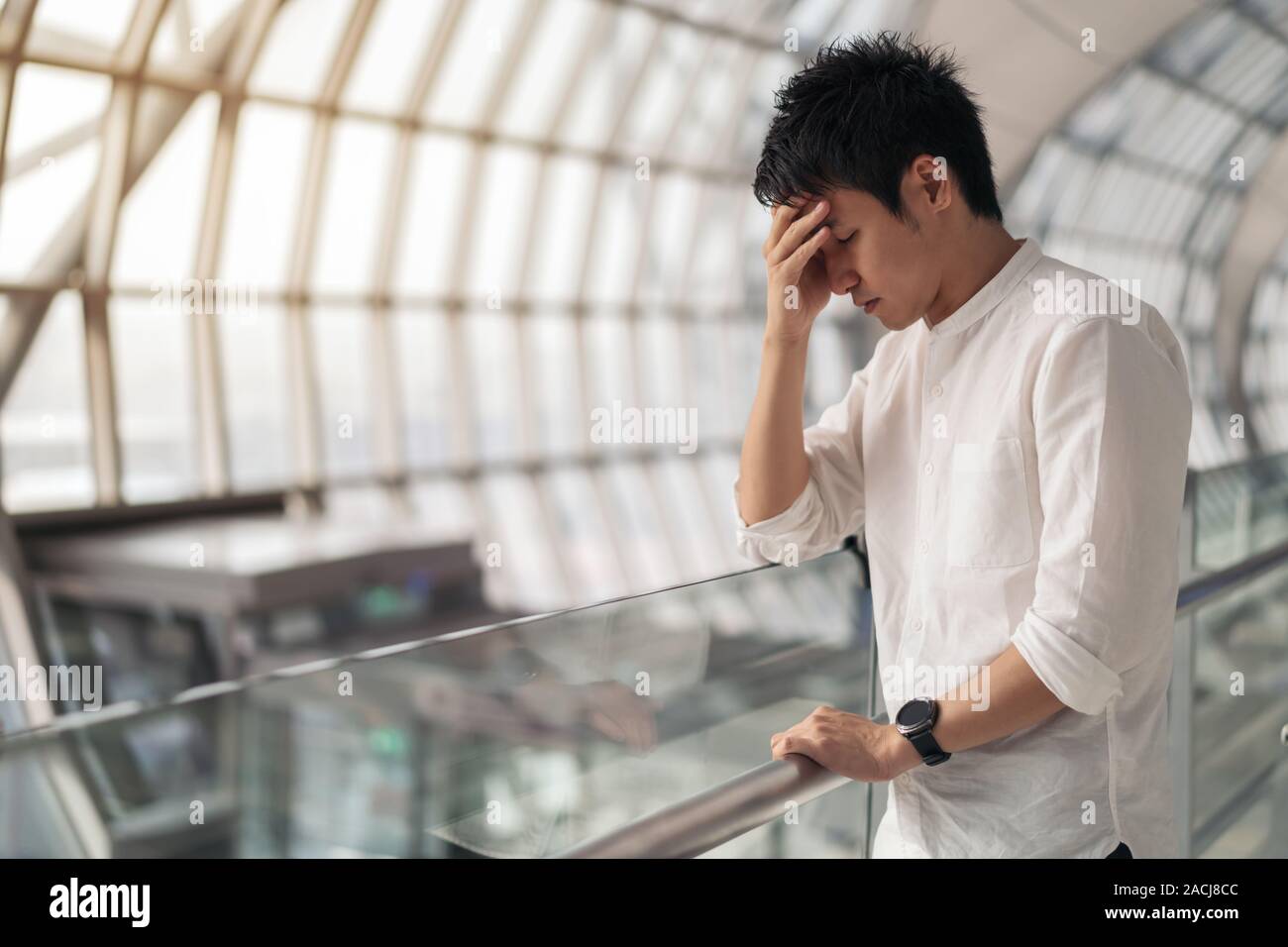 Betonte mann Warten im Flughafen Stockfoto
