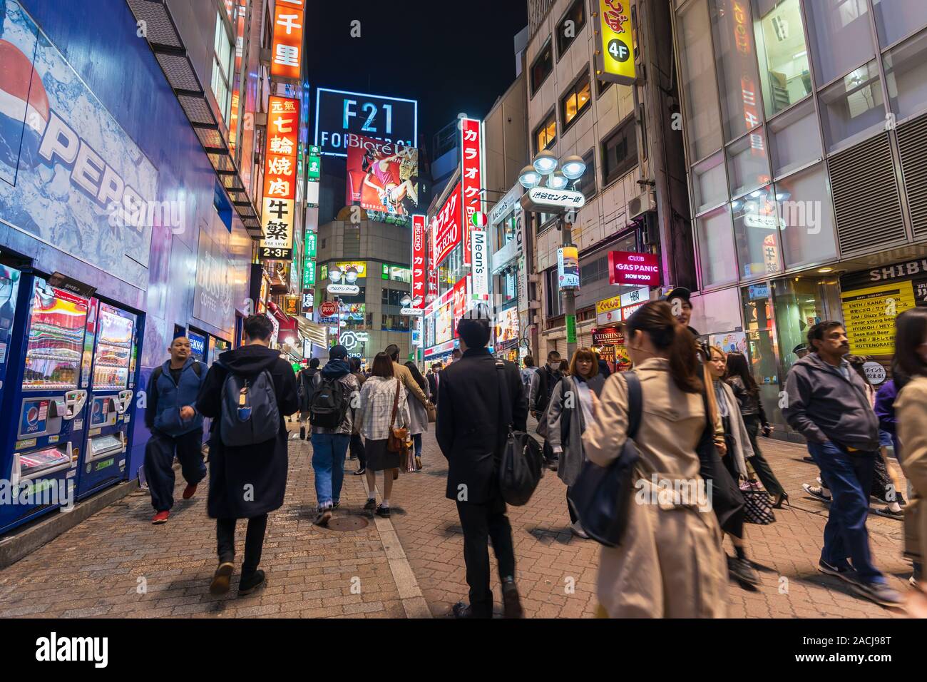 SHIBUYA, Tokyo, Japan - 25. März 2019: viel befahrenen Straße von SHIBUYA CENTER-gai in der Nacht in Tokio, Japan. Stockfoto