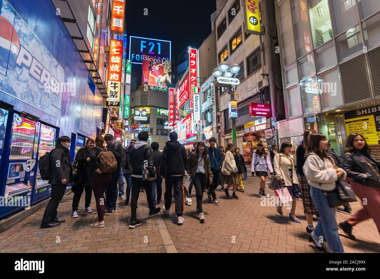SHIBUYA, Tokyo, Japan - 25. März 2019: viel befahrenen Straße von SHIBUYA CENTER-gai in der Nacht in Tokio, Japan. Stockfoto