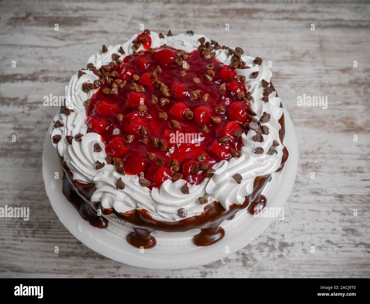 Frosted Chocolate Cherry verzierten Kuchen Stockfoto