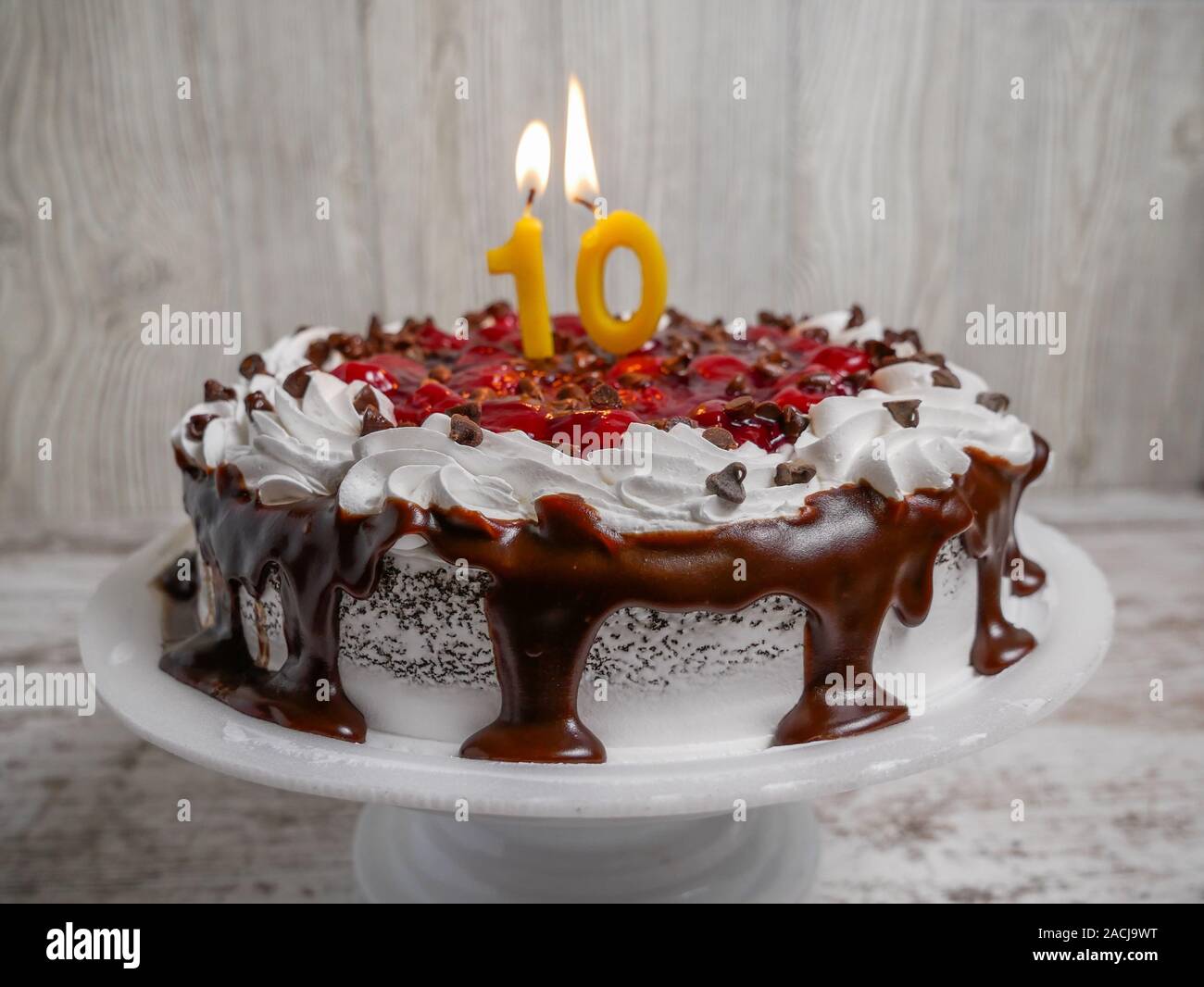 Schokolade Kirschtorte mit zehn Kerze für Feier Stockfoto