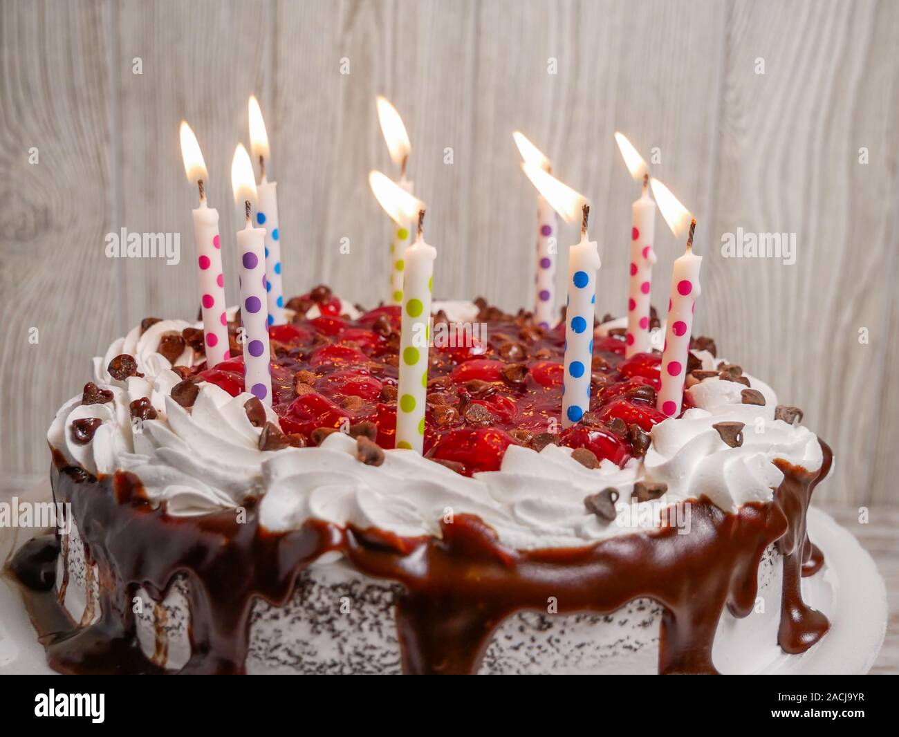 Dekorierte Schokolade kirsche Kuchen mit Kerzen Stockfoto