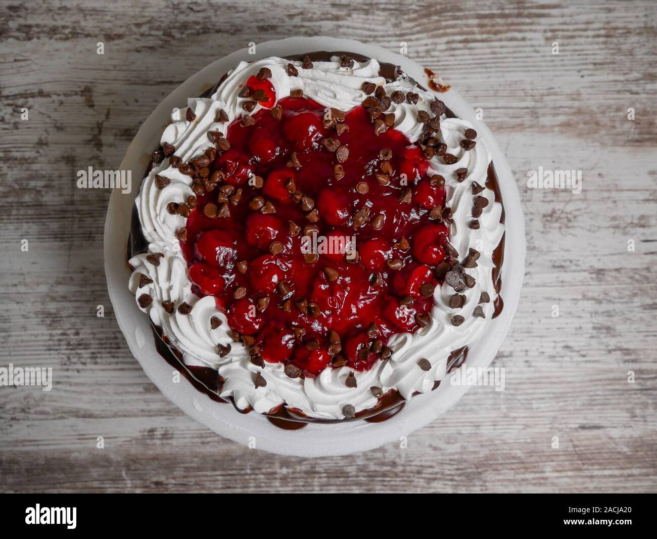 Frosted Chocolate Cherry verzierten Kuchen Stockfoto
