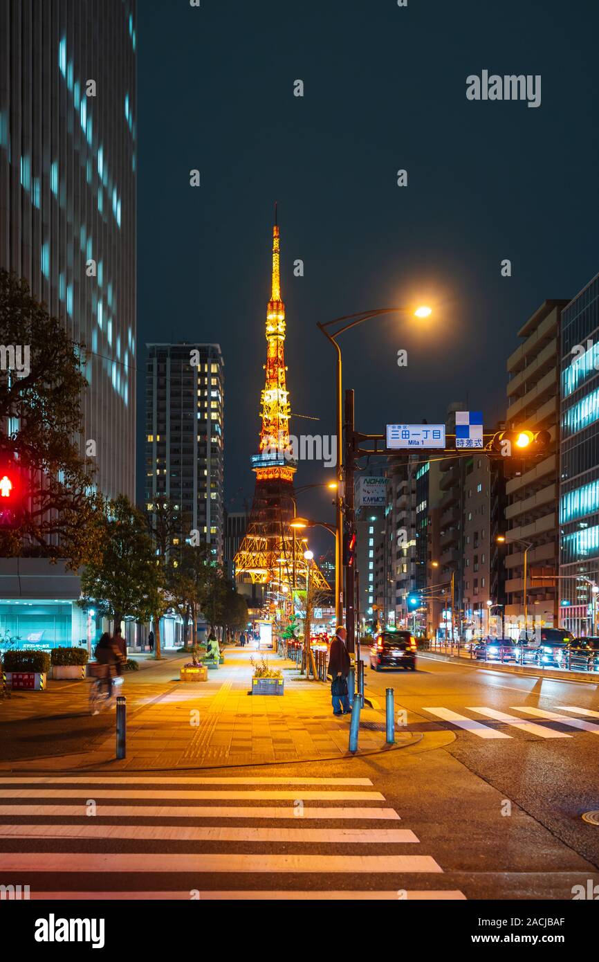 TOKYO, Japan - 25. März 2019: Das Leben in der Stadt und Verkehr mit den Tokyo Tower Hintergrund in Tokio bei Nacht, Japan Stockfoto