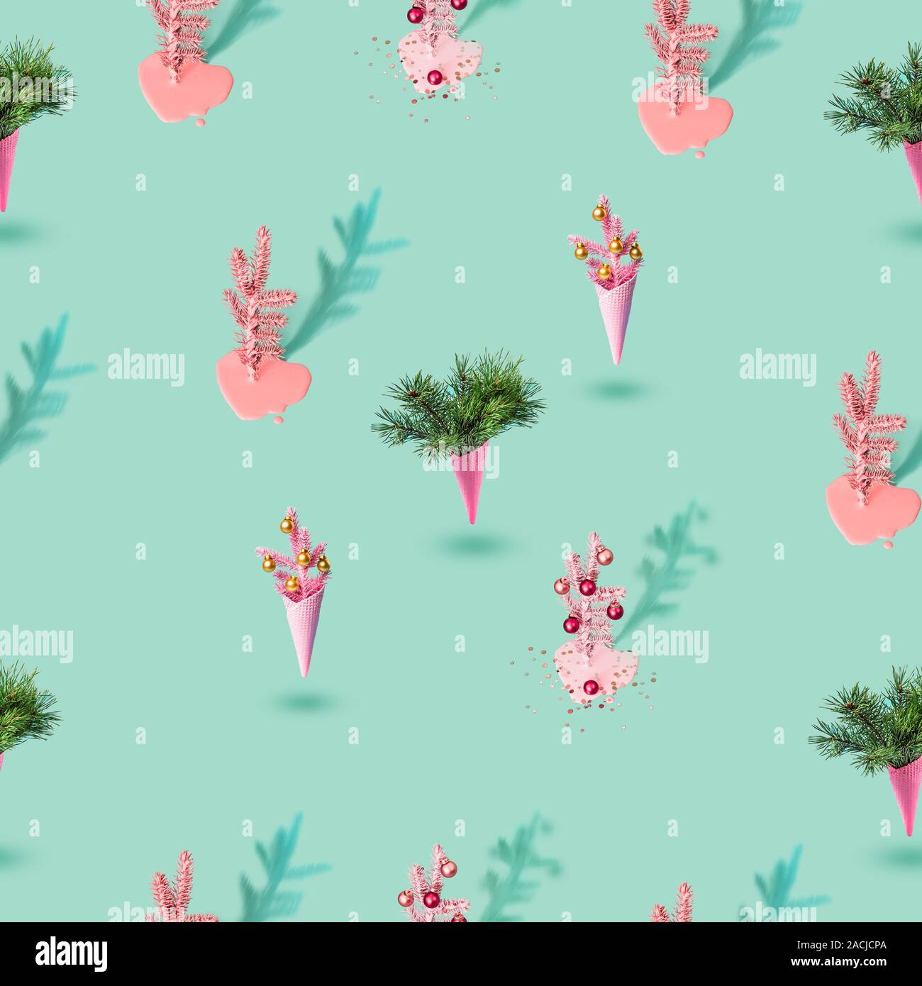 Moderne Weihnachten nahtlose Textur mit rosa Weihnachtsbaum, Eistüten und Schatten. Pastellfarben Muster. Stockfoto