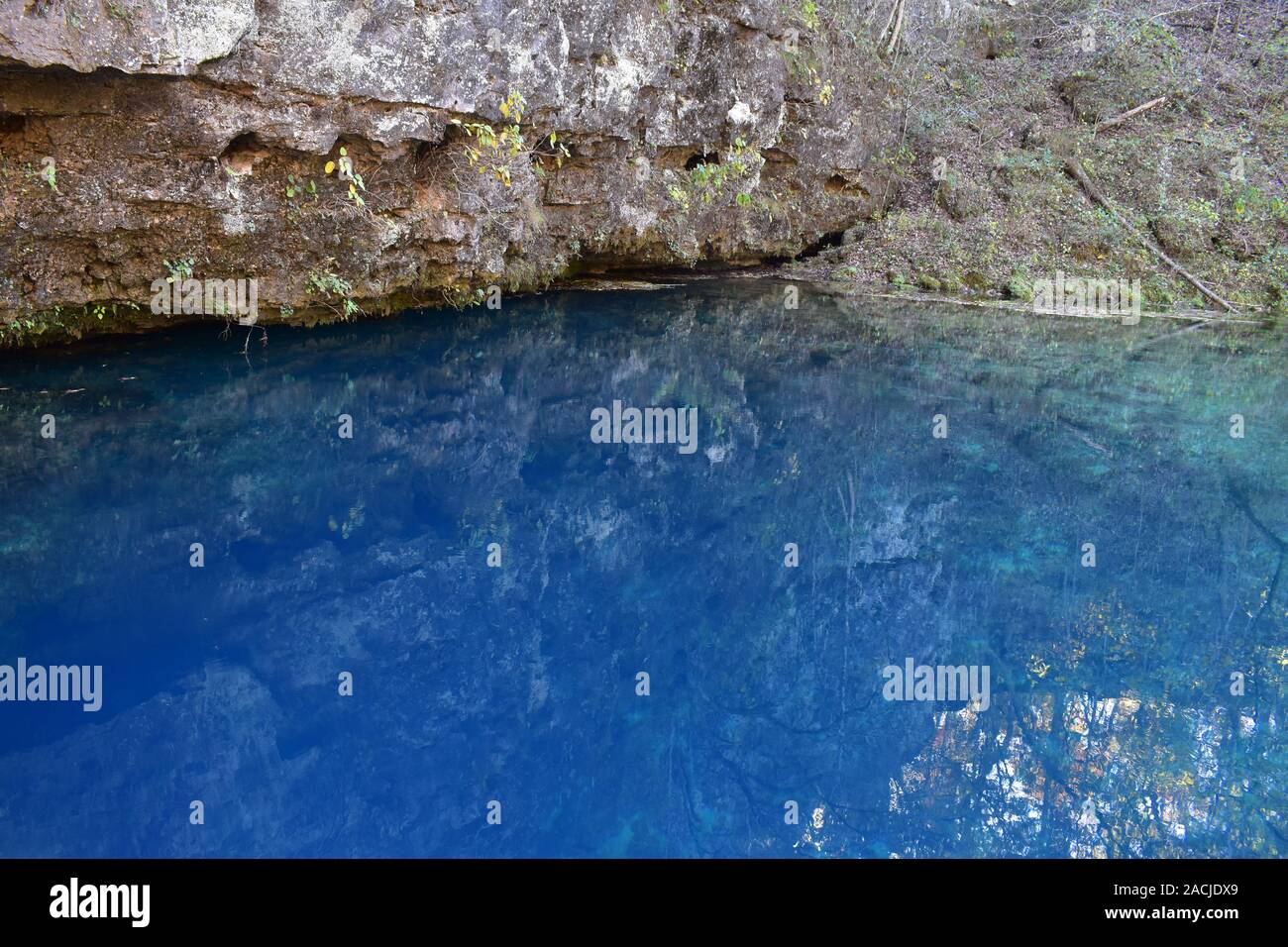 Das tiefblaue Wasser der Blue Spring am Current River in der Nähe von Eminence, MO, USA. Blue Spring ist mit über 300 Metern eine der tiefsten Quellen von Missouri. Stockfoto