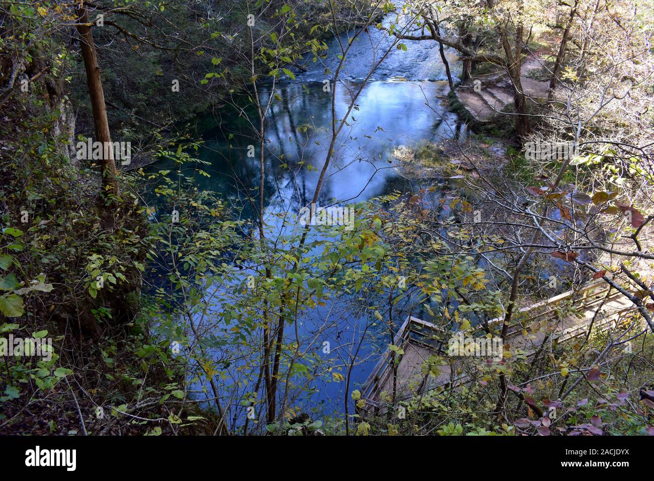 Blick hinunter auf das tiefblaue Wasser der Blue Spring, auf den Current River, in der Nähe von Eminence, MO, USA. Blue Spring ist eine der tiefsten Quellen von Missouri. Stockfoto