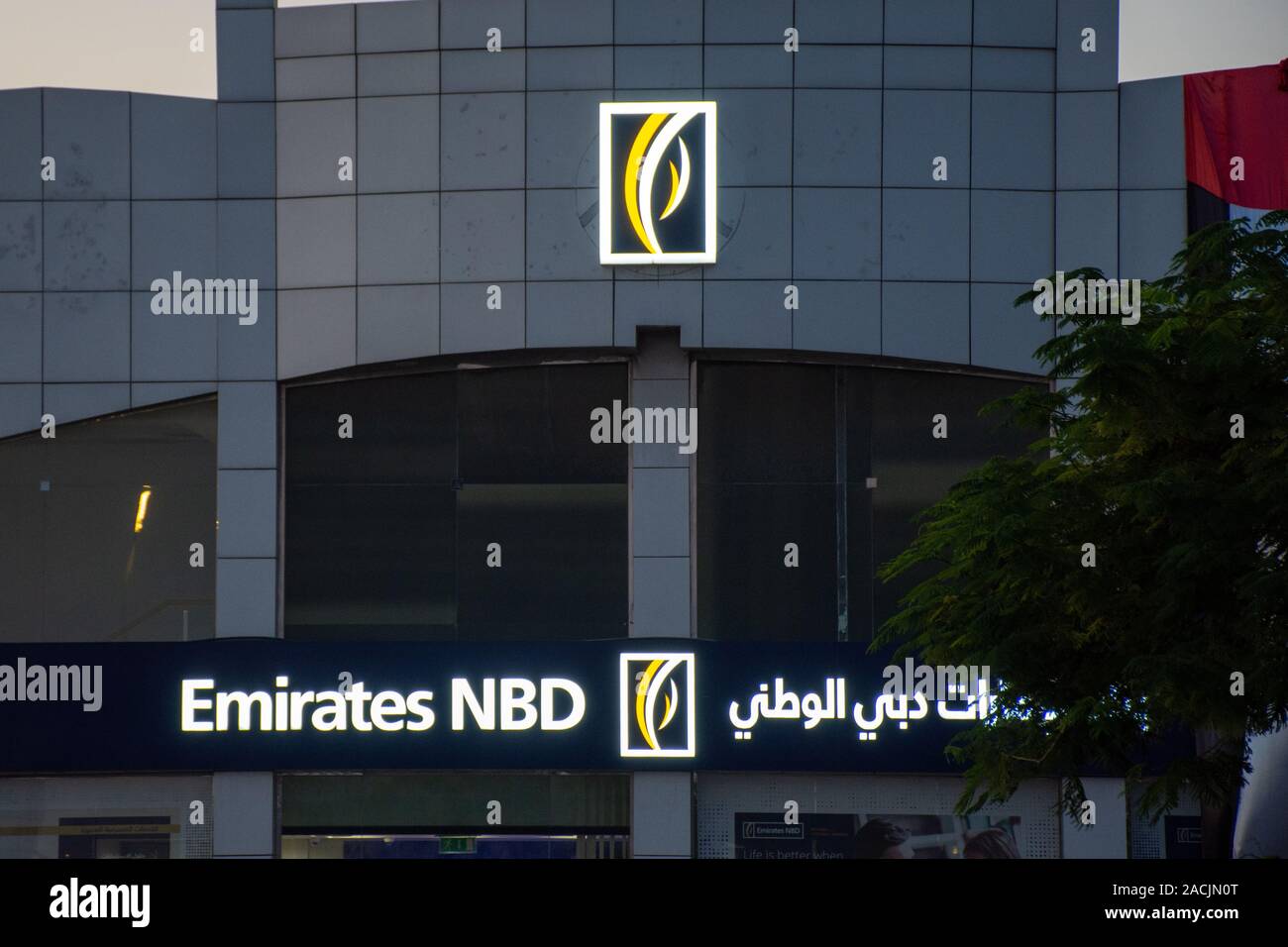 'Ras Al Khaimah, Ras Al Khaimah/Vereinigte Arabische Emirate - 11/22/2019: Emirates NBD Bank PJSC Bank logo Close up (National Bank of Dubai) bei Sonnenuntergang. ' Stockfoto